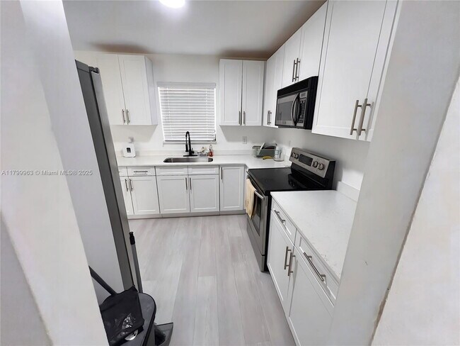 Building Photo - 3361 NW 5th Pl
