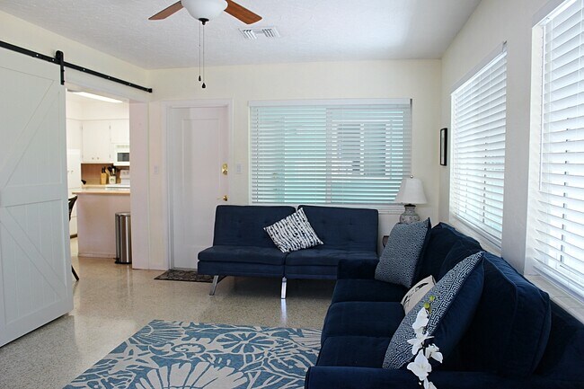 Sunroom/3rd bedroom - 3605 Iroquois Ave