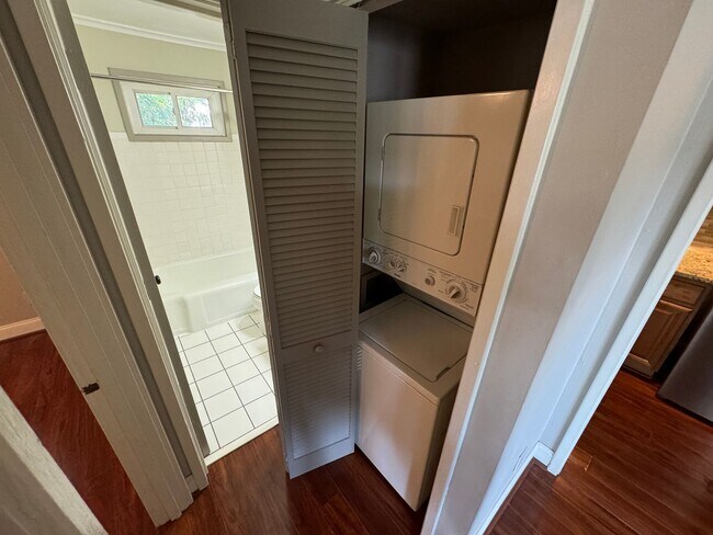 Building Photo - Updated Village District Condo in Raleigh