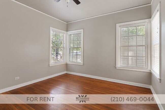 Building Photo - "Charming 2-Bedroom Retreat with Gleaming Hardwood Floors in Prime San Antonio Location!"