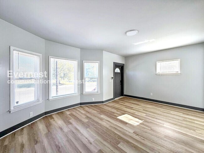 Building Photo - 6073 Linwood St