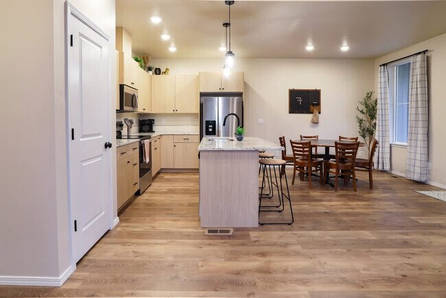 Building Photo - 717 E Elgin St