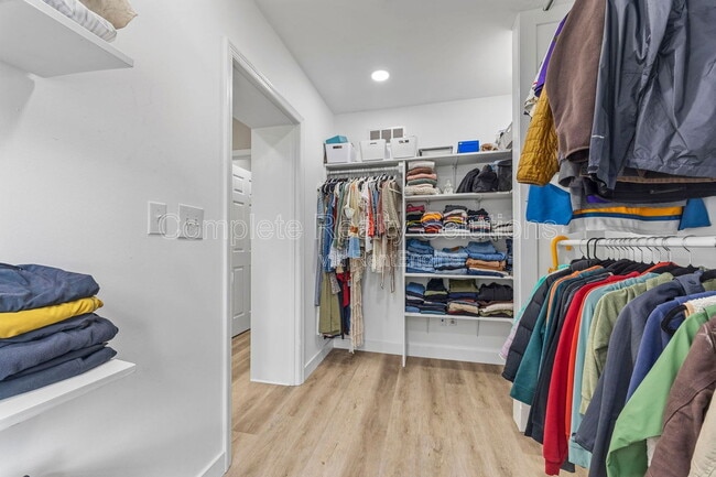 Building Photo - 620 S Benton Ave