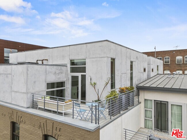 Building Photo - 940 E 2nd St