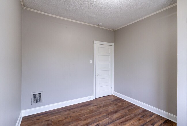 Building Photo - Newly remodeled 3 bedroom Grays Ferry Area