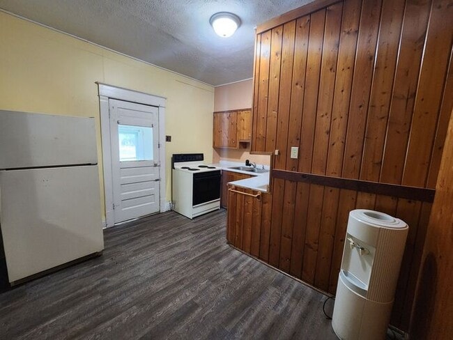 Building Photo - 2 Bedroom House in Clinton, In