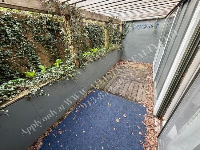 Building Photo - Spacious 2 Bed 2 Bath Ground Floor Unit-Available NOW!!