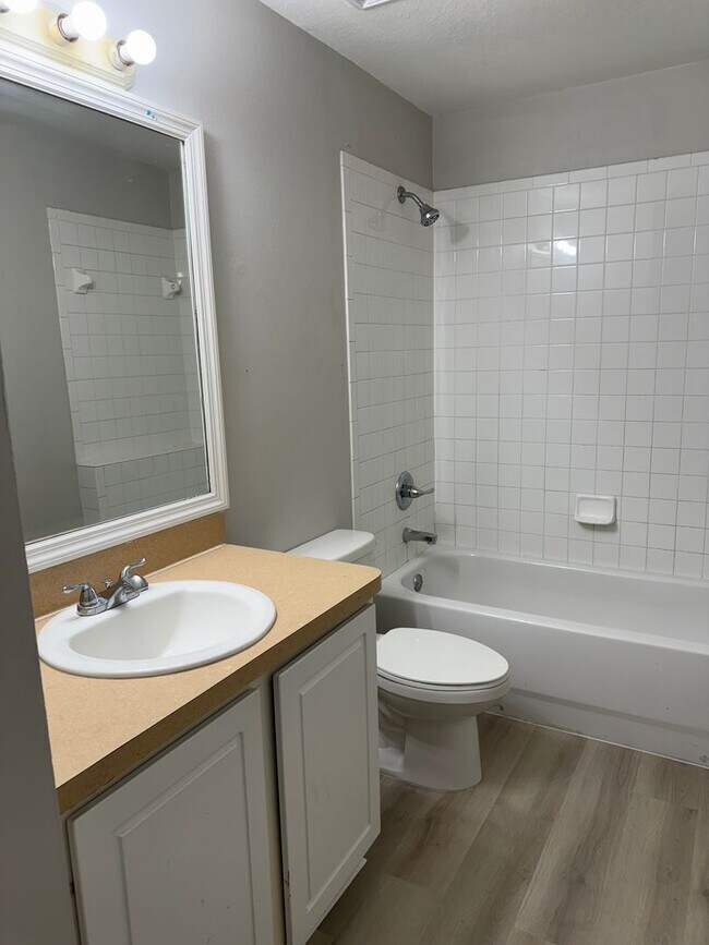 Building Photo - 3 Bed / 1 Bath Unit Available for Rent!