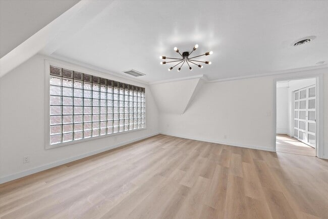 Building Photo - 2026 E Kenilworth Pl