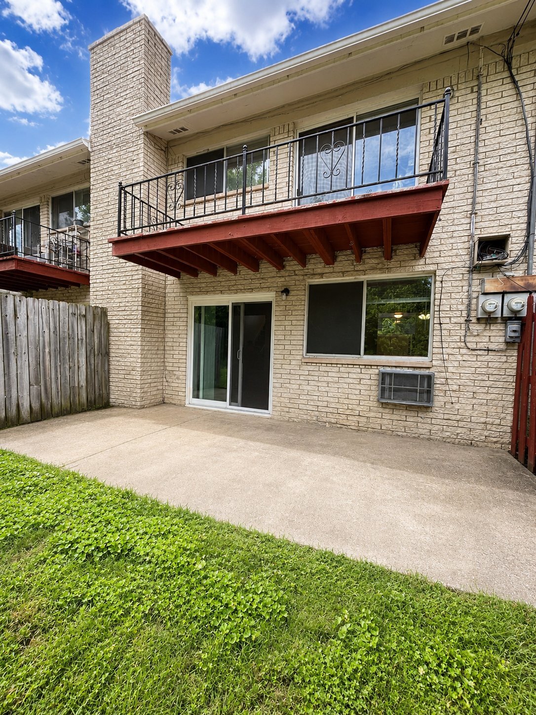 Building Photo - 150 Summit View Ct