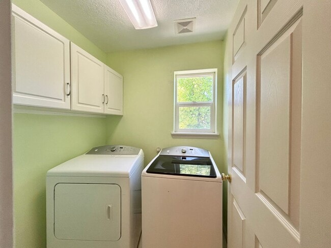 Building Photo - Cozy 4 Bed, 2.5 Bath House!