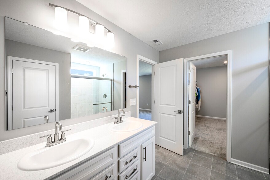 Building Photo - 1573 Crest Dr