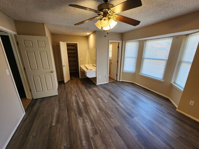Building Photo - Nice 3/2/2 home on edge of town with easy access to highways