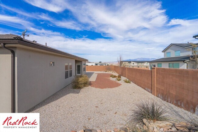 Building Photo - Comfort, Space & Style with a 3-Car Garage Small Dog Friendly!