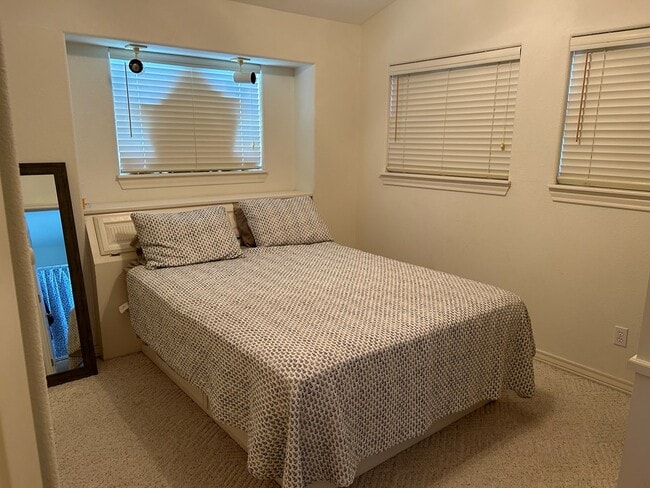 Building Photo - 415 Sun Dial Cir