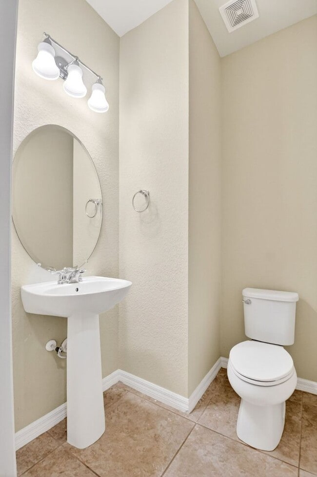 Building Photo - 2833 Troubadour St
