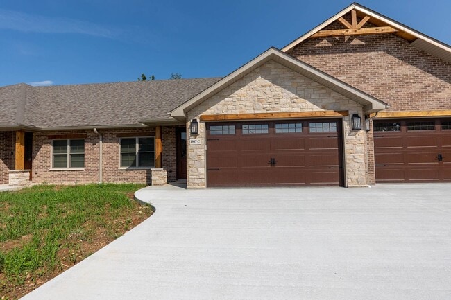 Building Photo - 4Bedroom/3bath Townhome