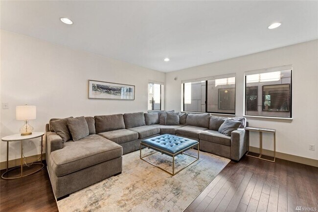 Building Photo - 2Bd/1.75Ba Seattle Townhouse