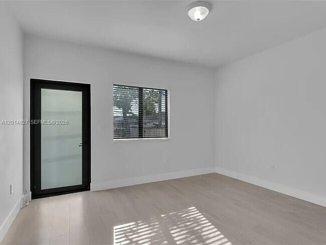 Building Photo - 4817 E 9th Ln