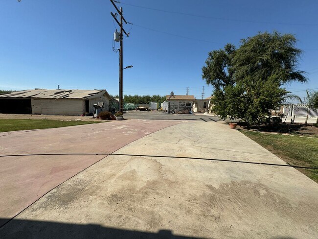 Building Photo - Country Estate Living at its BEST - 4 Bedr...