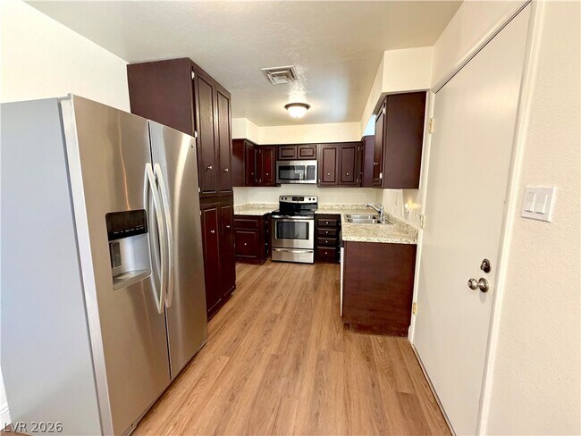Building Photo - 1571 Turf Dr