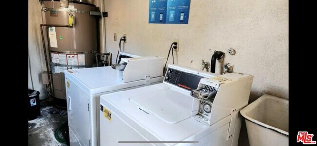 Building Photo - 947 S St Andrews Pl