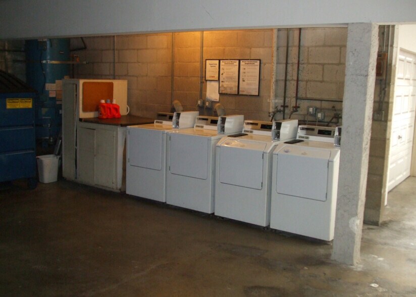 Building Photo - 524 N Francisca Ave