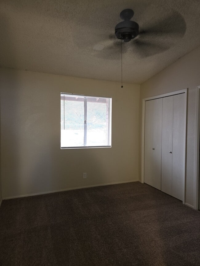 Building Photo - 2 bedroom 1 bath with covered parking