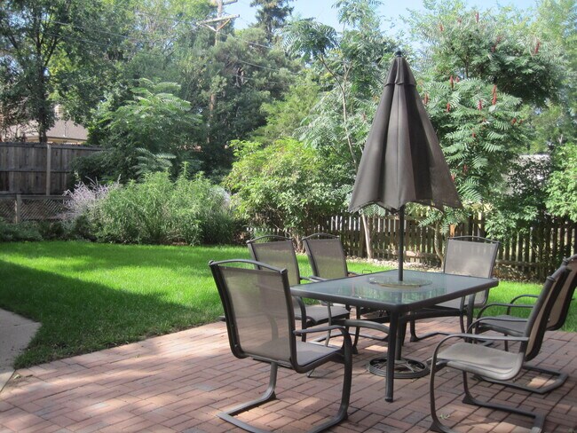 Building Photo - Perfect locale 3 Bed/2Bath Single Family H...