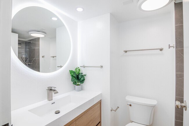 Building Photo - Beautifully Remodeled and Fully furnished 2 Bed 1.5 1 parking.  Available between March-Nov 30th