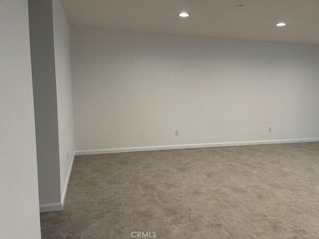 Building Photo - 1140 Deseret Ave