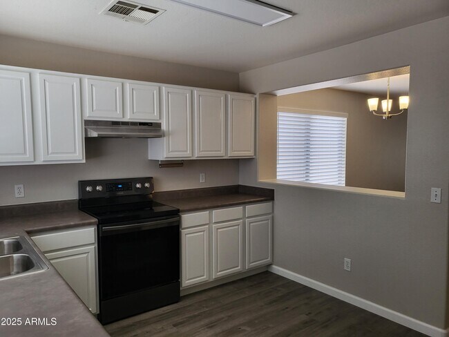Building Photo - 1028 E Graham Ln