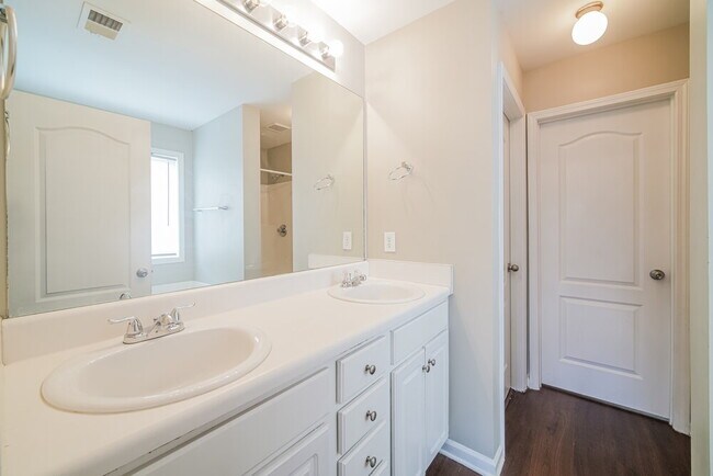 Building Photo - 4809 Camelot Dr