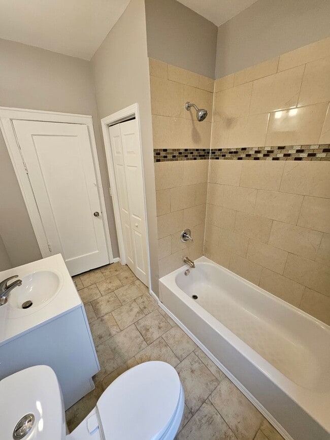 Building Photo - 6136 S Richmond St