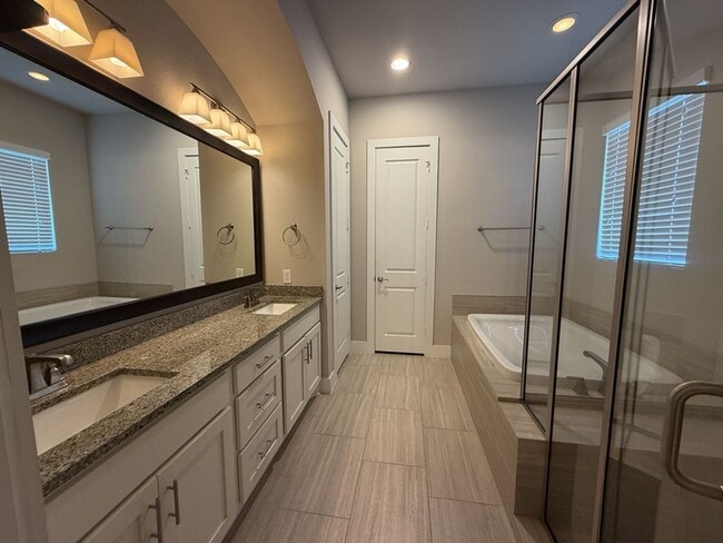 Building Photo - 641 Middle St