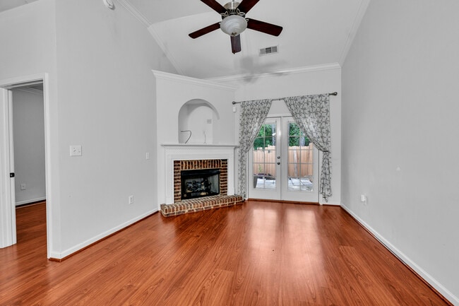 Building Photo - 1017 Ashwood Dr