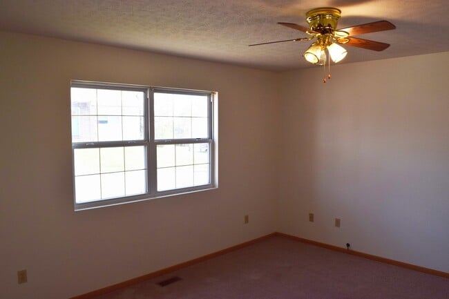 Building Photo - Spacious 3 bedroom, 2 bathroom duplex!