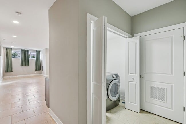 Building Photo - 3516 W Hirsch St