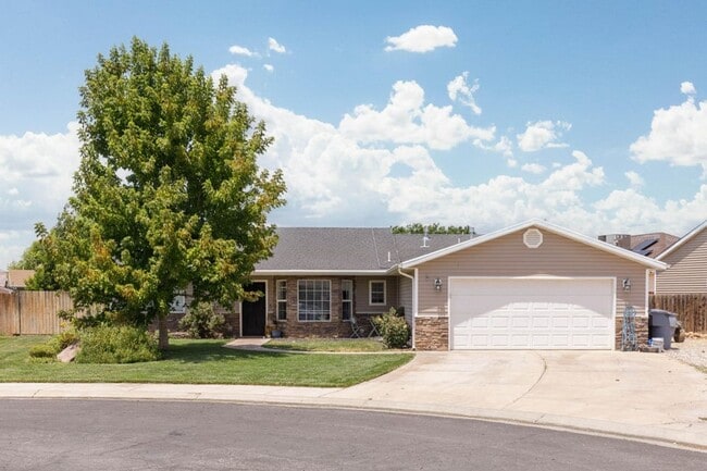 Primary Photo - Charming 3 Bed, 2 Bath Home in Quiet Cul-d...