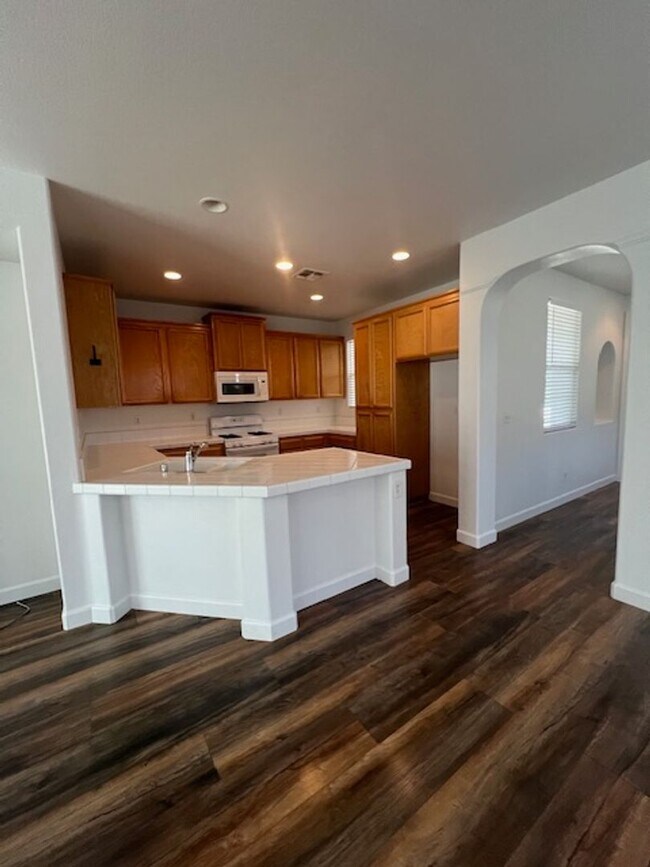Building Photo - Single Story 3 Bedroom Home in Lincoln Acr...