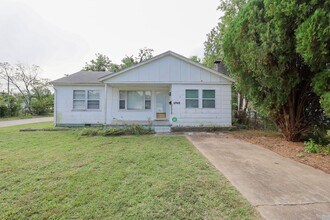 Building Photo - 3 BED 1 BATH! Schedule a tour today!