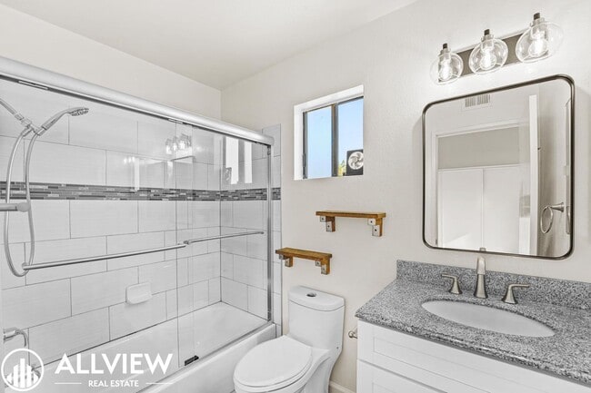 Building Photo - 2 Bedroom, 2 Bathroom Updated Townhome in ...