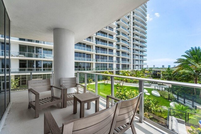 Building Photo - 220 Lake Shore Dr