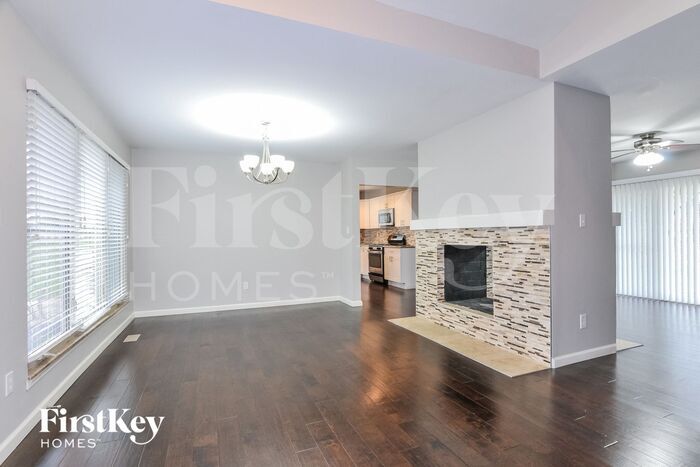 Building Photo - 7 St Valery Ct