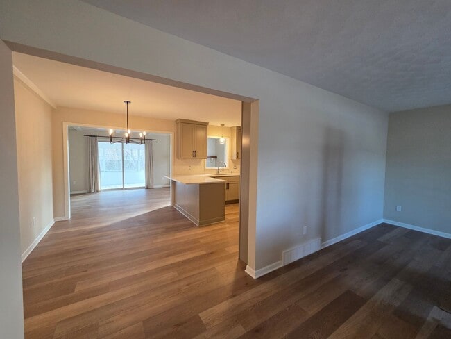 Building Photo - Beautiful 4 bedroom in Forest Hills