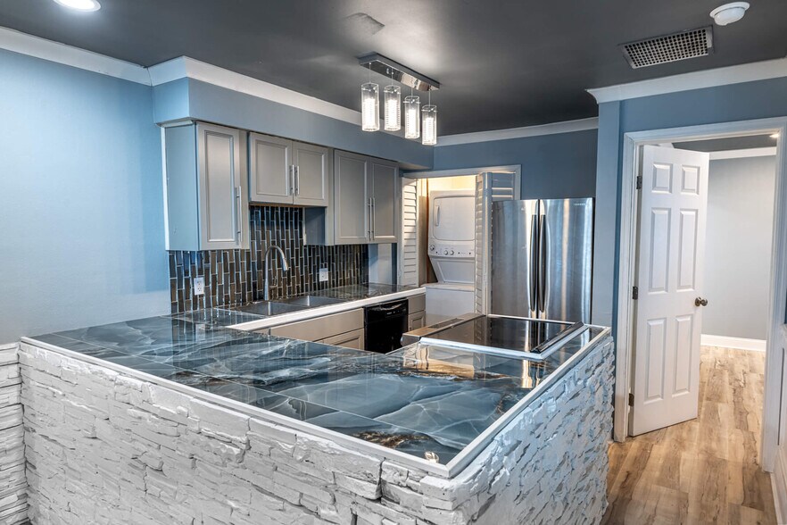 Building Photo - 446 E Siebenthaler Ave