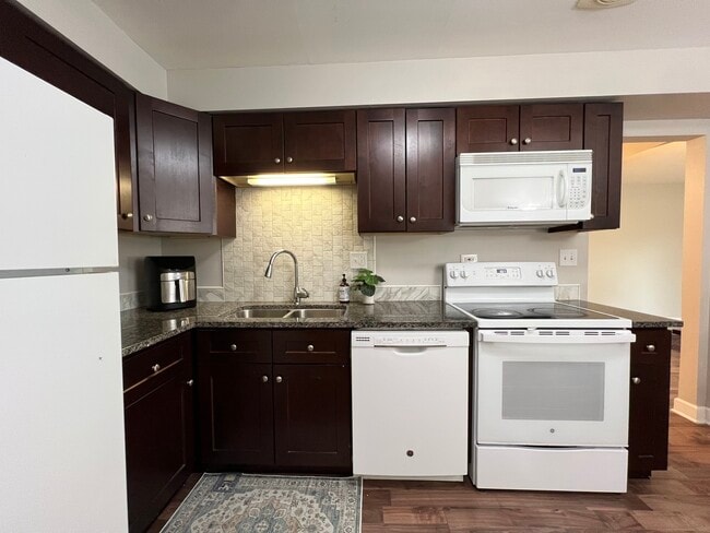 Building Photo - 703 Falcon Dr