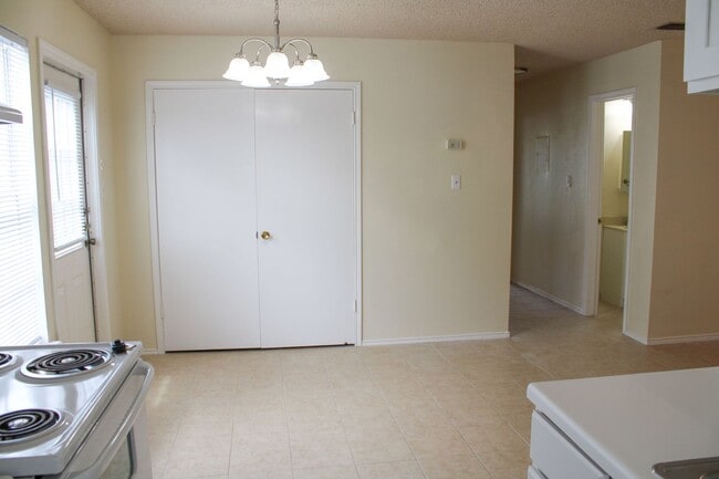 Building Photo - 2-Bedroom Duplex in Edison