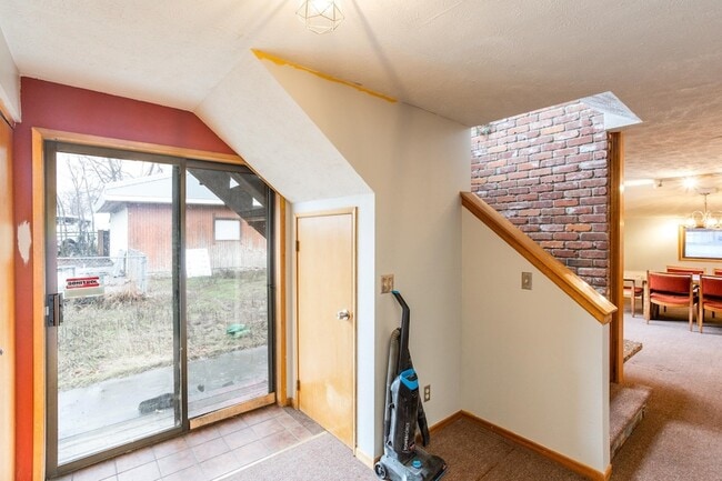 Building Photo - 10623 E Montgomery Ave