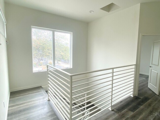 Building Photo - 2409 1/2 Ridgeley Dr